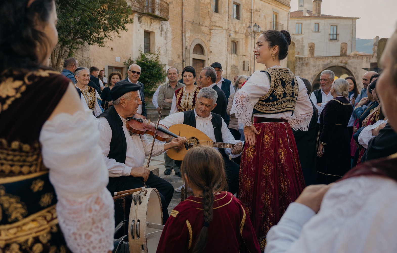 Comunità arbëreshë durante un incontro culturale