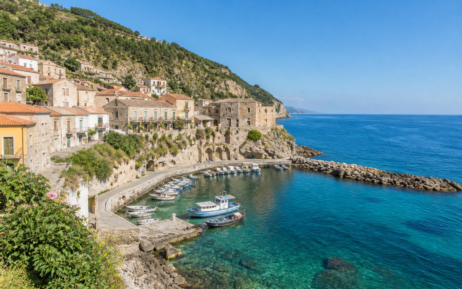Borgo calabrese sul mare con piccolo porto